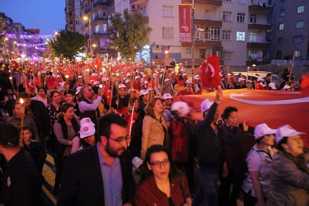 Hataylılar 23 Nisanı Fener Alayı İle Kutladı