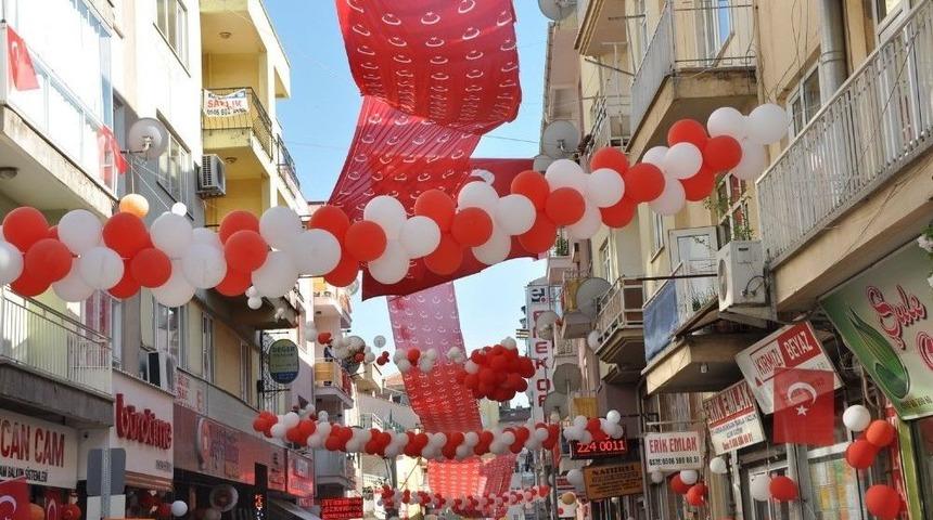 Uşaklı Esnaf 23 Nisan&rsquo;ı Sokağı S&uuml;sleyerek Kutladı