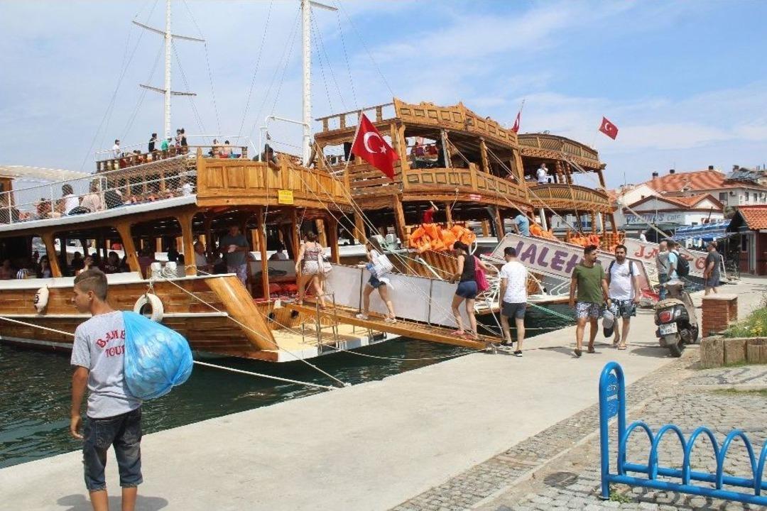 Ayvalık&rsquo;ta Gezi Teknelerinde Bayram Coşkusu