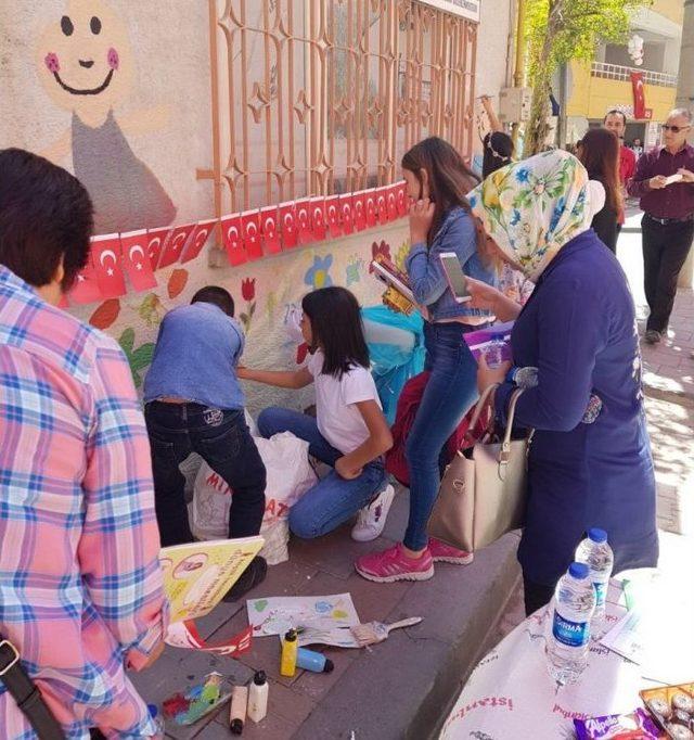 Uşaklı Esnaf 23 Nisan’ı Sokağı Süsleyerek Kutladı