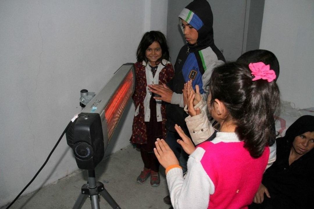 Jandarmadan Ka&ccedil;ak G&ouml;&ccedil;menlere Sıcak İlgi