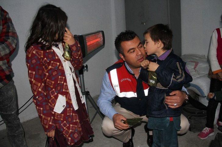 Jandarmadan Kaçak Göçmenlere Sıcak İlgi G2