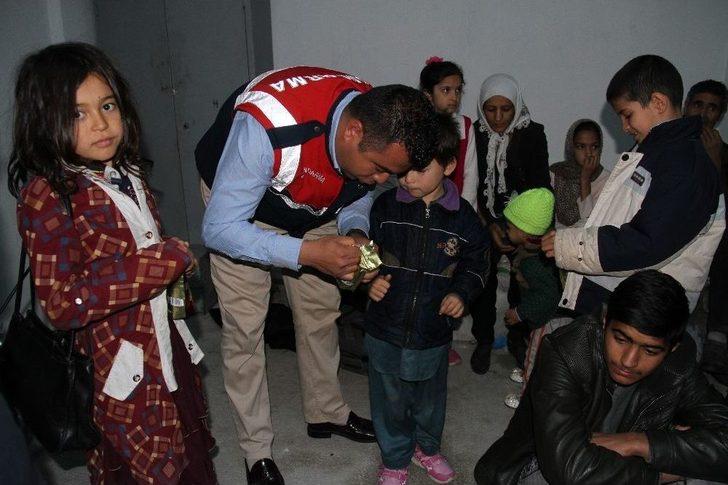 Jandarmadan Kaçak Göçmenlere Sıcak İlgi G4