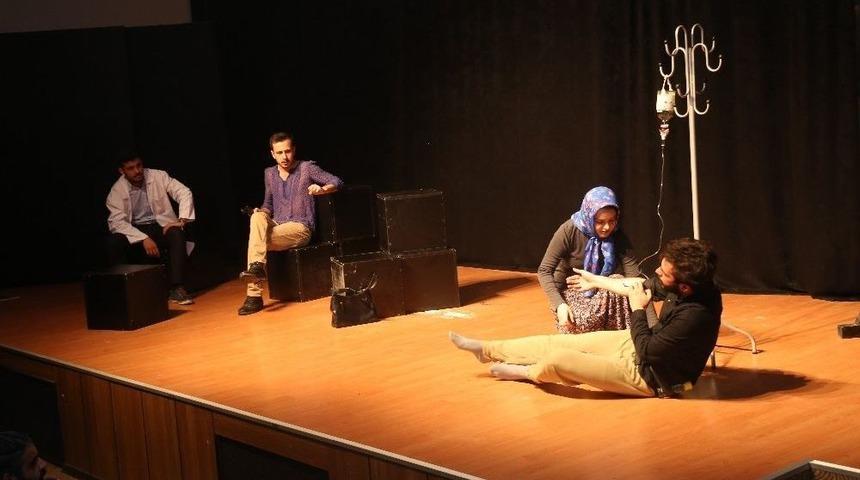 K&uuml;t&uuml;phane Kurduran Oyun Yeniden Sahnelendi