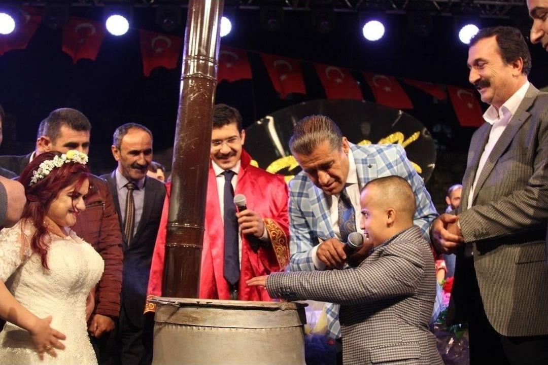 &Uuml;ş&uuml;yen &Ccedil;iftlerin Nikahı Canlı Yayında Yakılan Sobanın Yanında Kıyıldı