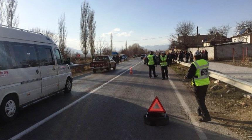 Yolun Karşısına Ge&ccedil;mek İsteyen &Ccedil;ocuğa Otomobil &Ccedil;arptı