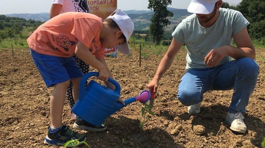 İzmit’te Minik Eller Toprakla Buluştu