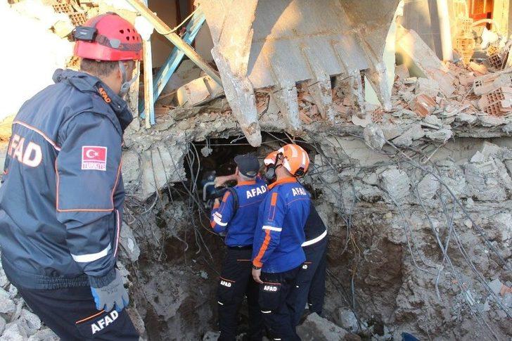 Depremin Yıktığı Evin Altında Kalan 147 Küçükbaş Hayvan Telef Oldu G2