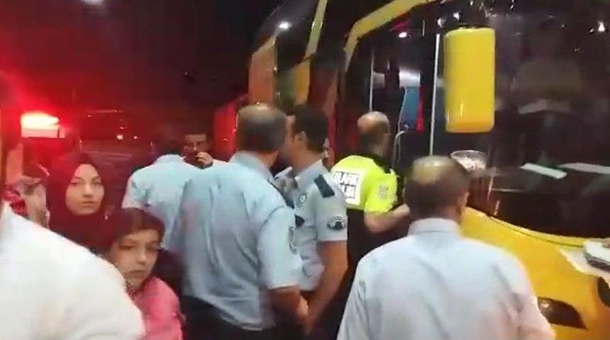 İstanbul&rsquo;dan Trabzon&rsquo;a Giden Otob&uuml;ste &Uuml;zerlerine Su Yağan Yolcular Otob&uuml;s&uuml; Durdurdu