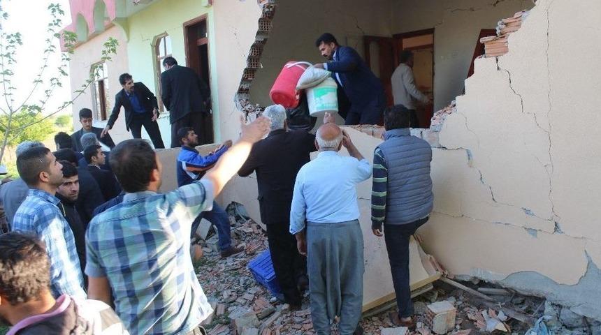 Depremin Vurduğu Samat’ta Vatandaşlar Eşyalarını Kurtarma Telaşına Girdi