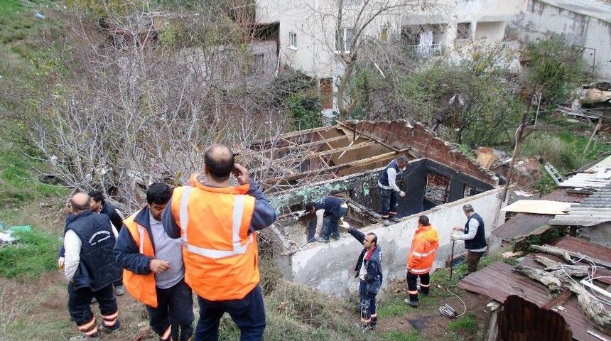 Yangında Son Anda Kurtarılan K&uuml;&ccedil;&uuml;k Emir&rsquo;in Ailesine Ataşehir Belediyesi&rsquo;nden Yardım Eli