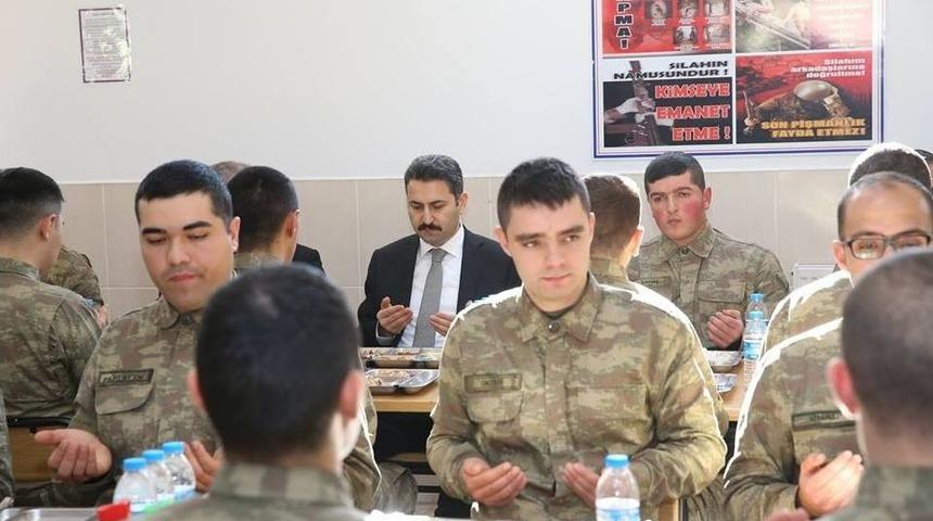 Askerlerle Birlikte Karavana Yemeği Yediler