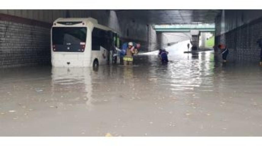 Bakırk&ouml;y İncirli K&ouml;pr&uuml;s&uuml; Altında İ&ccedil;erisinde Yolcu Olan Bir Minib&uuml;s Ve