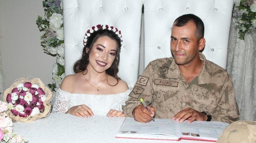 Nikahına Askeri &Uuml;niformasıyla Geldi