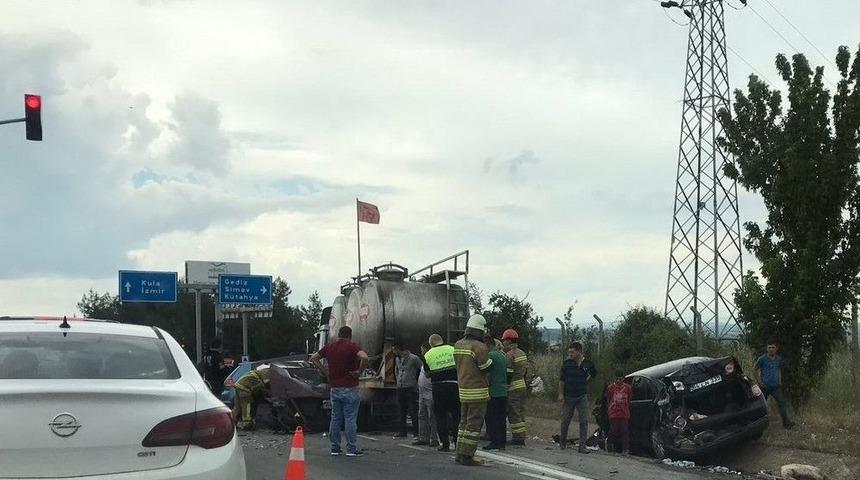 Uşak&rsquo;ta Kırmızı Işıkta Duramayan Kamyon 6 Aracı Parampar&ccedil;a Etti