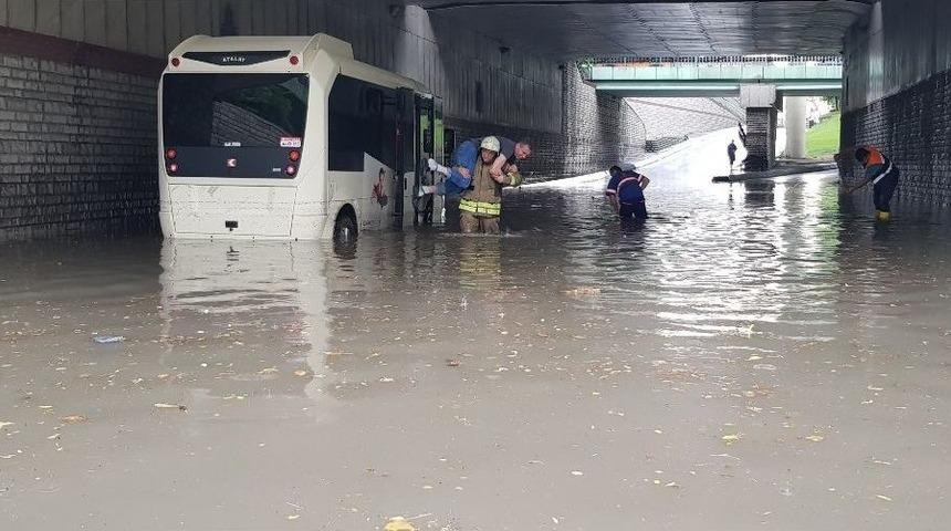 Minib&uuml;s Suda Mahsur Kaldı, İtfaiye Ekipleri Yolcuları Sırtında Taşıdı