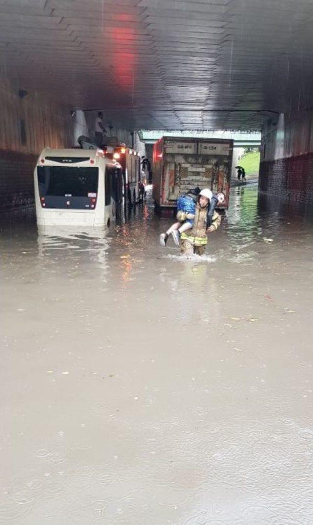 Minibüs Suda Mahsur Kaldı, İtfaiye Ekipleri Yolcuları Sırtında Taşıdı