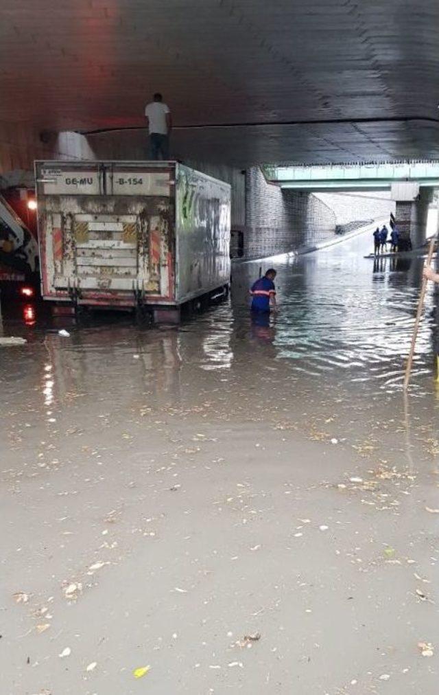 Minibüs Suda Mahsur Kaldı, İtfaiye Ekipleri Yolcuları Sırtında Taşıdı