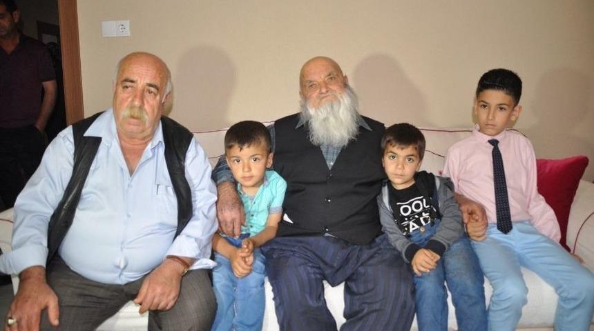 Asırlık Dede, Torununun Torunuyla Bayramlaştı