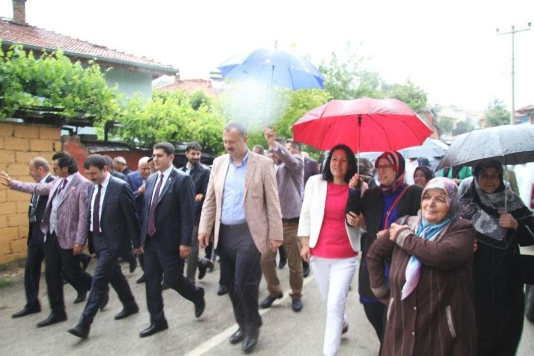 G&uuml;neykent 4. G&uuml;l Hasat Festivali Sağanak Yağışla Başladı