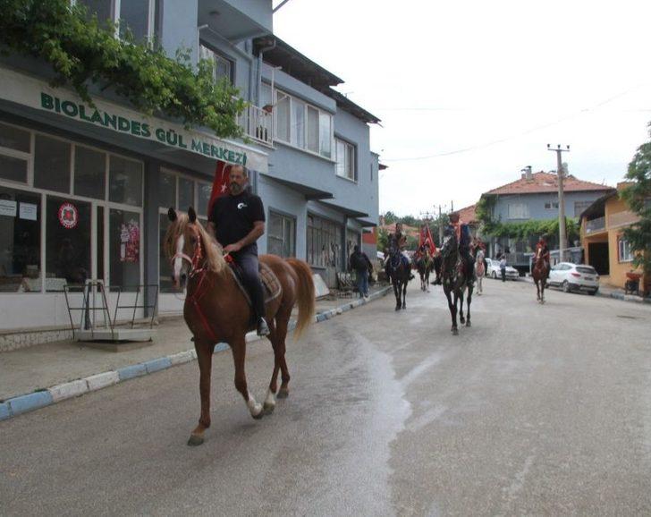 Güneykent 4. Gül Hasat Festivali Sağanak Yağışla Başladı G4