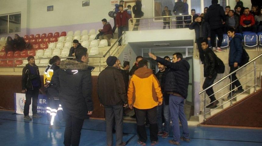 Liselerarası Futsal Ma&ccedil;ında &Ouml;ğrenciler Arasında Gerginlik