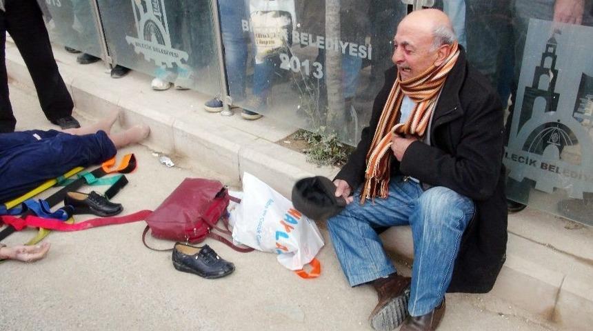 Minibüsün Çarptığı Eşinin Ayakucunda Dakikalarca Ağladı