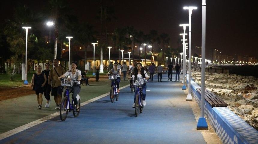 Mersinliler Sahil Bandında Yaz Akşamlarının Tadını &Ccedil;ıkarıyor