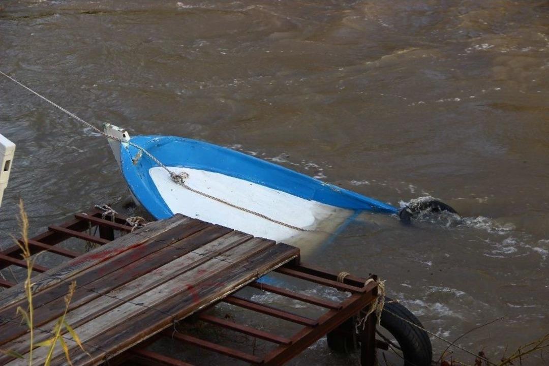 Debisi Y&uuml;kselen Dereler Tekneleri Battırdı