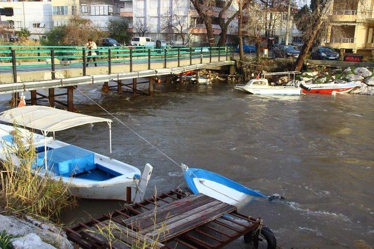 Debisi Yükselen Dereler Tekneleri Battırdı G1