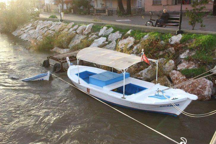 Debisi Yükselen Dereler Tekneleri Battırdı G3