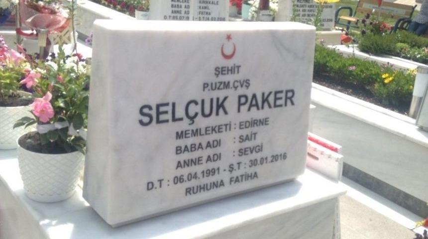 Kadir Gecesi&rsquo;nde Şehit Oğlunun Sil&uuml;eti Mezar Taşına Yansıdı