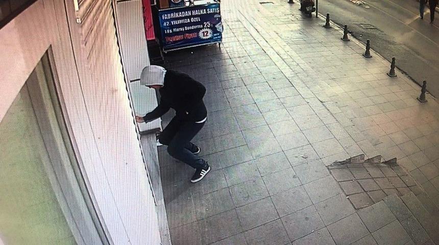 (&ouml;zel) Takıntılı Aşık, Esnafa Bardakla Saldırdı