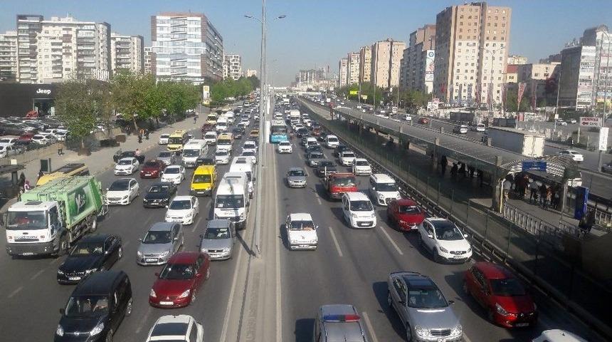 İstanbul&rsquo;da S&uuml;r&uuml;c&uuml;lere Sabah Trafiği Şoku