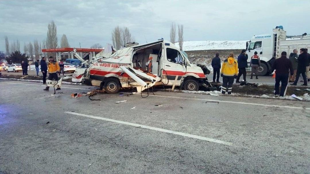 &Ccedil;orum&rsquo;da Ambulans Kaza Yaptı: 1 &Ouml;l&uuml;, 3 Yaralı