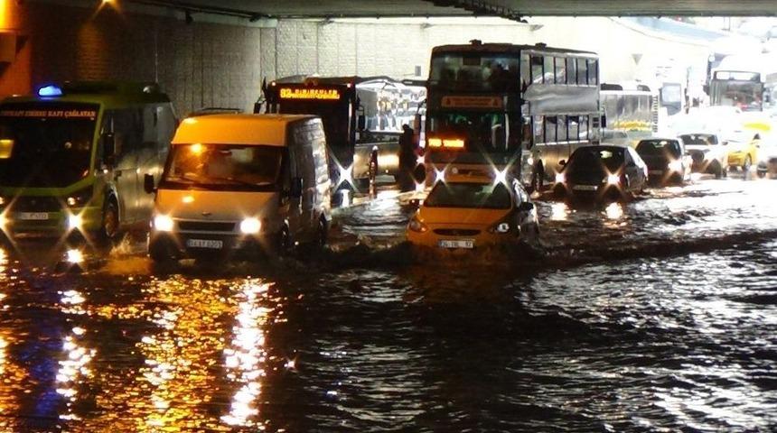 Topkapı&rsquo;da Alt Ge&ccedil;idi Su Bastı, S&uuml;r&uuml;c&uuml;ler Zor Anlar Yaşadı