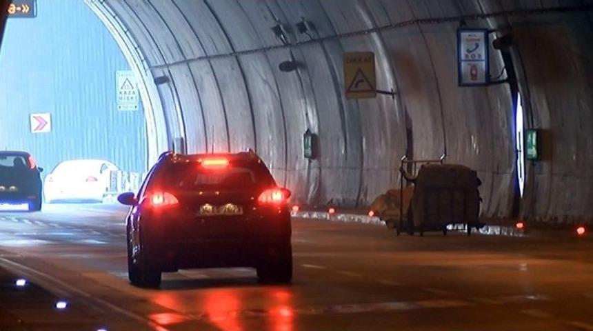 (&ouml;zel Haber) Dolmabah&ccedil;e T&uuml;neli&rsquo;nde Kağıt Toplayıcı &Ccedil;ocukların Tehlikeli Oyunu