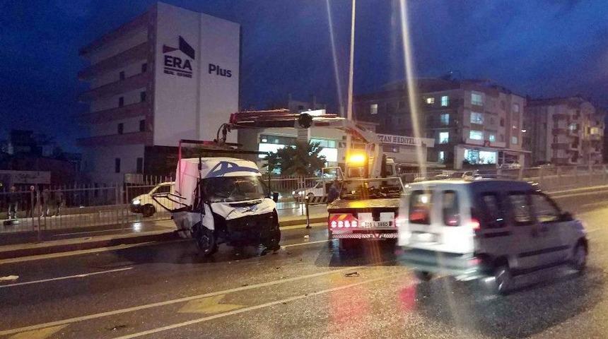 Kuşadası&rsquo;nda Minib&uuml;s Takla Attı: 3 Yaralı