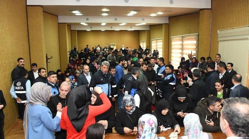 Esenyurt&rsquo;ta Suriyelilerin &Uuml;lkelerine D&ouml;n&uuml;ş Kuyruğu