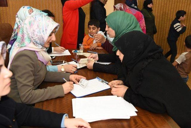 Esenyurt’ta Suriyelilerin Ülkelerine Dönüş Kuyruğu