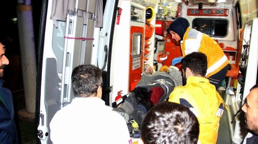 Otomobil &Ccedil;&ouml;p Kamyonuna &Ccedil;arptı: 5 Yaralı