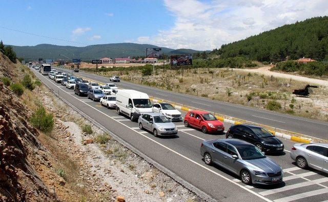 Dönüş Yolunda 5 Kilometrelik Kuyruklar Oluştu