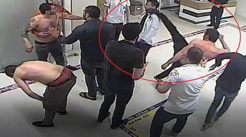 Hastanede Doktorun Y&uuml;z&uuml;ne Tekme Atma Anı G&uuml;venlik Kamerasında