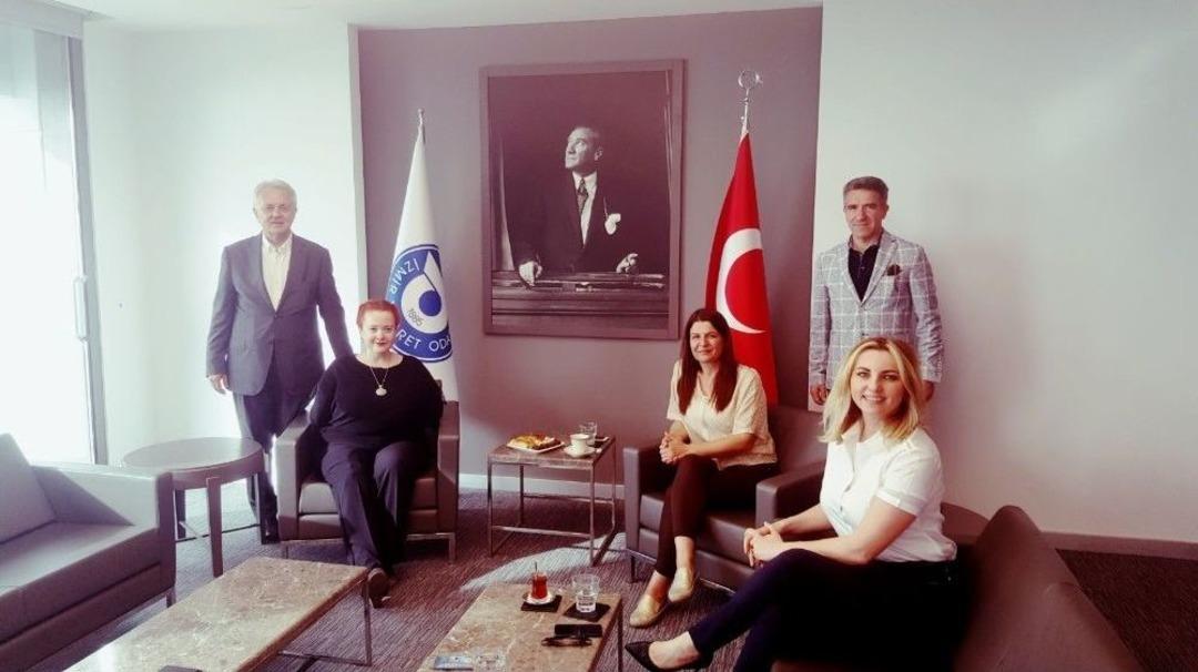 İzto Se&ccedil;imlerine Kadın Damgası