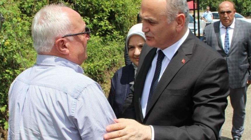 Bakan &Ouml;zl&uuml;, Şehit Babasını Ziyaret Etti, Babalar G&uuml;n&uuml;&rsquo;n&uuml; Kutladı