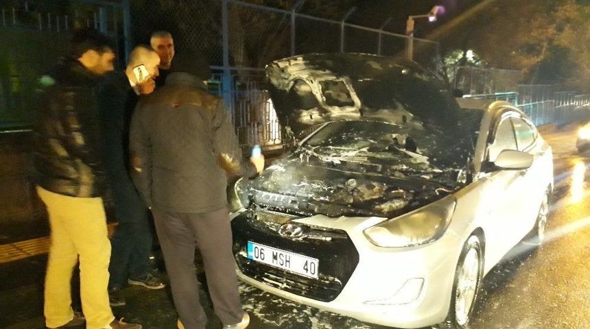 Park Halindeki Otomobil Alev Topuna D&ouml;nd&uuml;