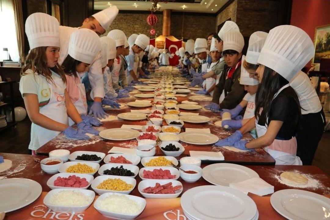 23 Nisan&rsquo;da Pizza Yapıp G&ouml;n&uuml;llerince Eğlendiler