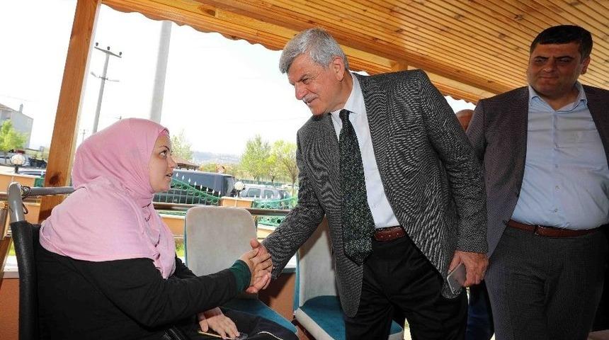 Başkan Karaosmanoğlu, 4 Engelli &Ccedil;ocuğu Bulunan Aileyi Ziyaret Etti
