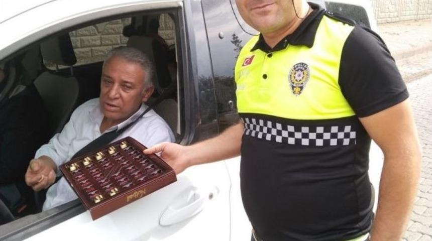 Polislerden S&uuml;r&uuml;c&uuml;lere Şekere İkramı