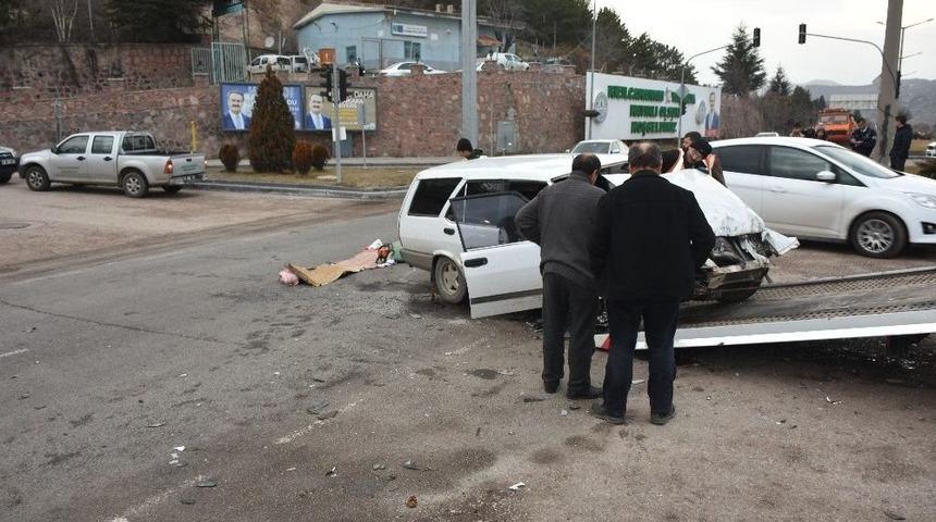 İş&ccedil;i Servisi Otomobille &Ccedil;arpıştı